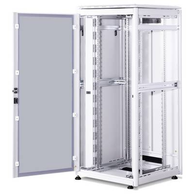 Ein offener, leerer Serverschrank mit Glasfront, Metallrahmen und Belüftungsschlitzen, bereit zur Installation von IT-Geräten.