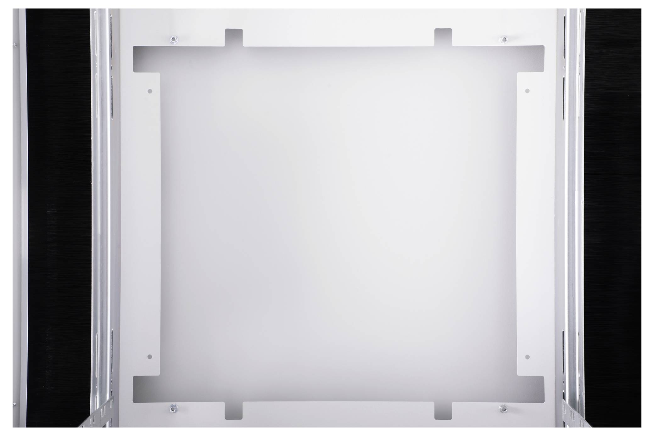 Deckel eines weißen Gehäuses mit quadratischem Ausschnitt in der Mitte und Schrauben in den Ecken.