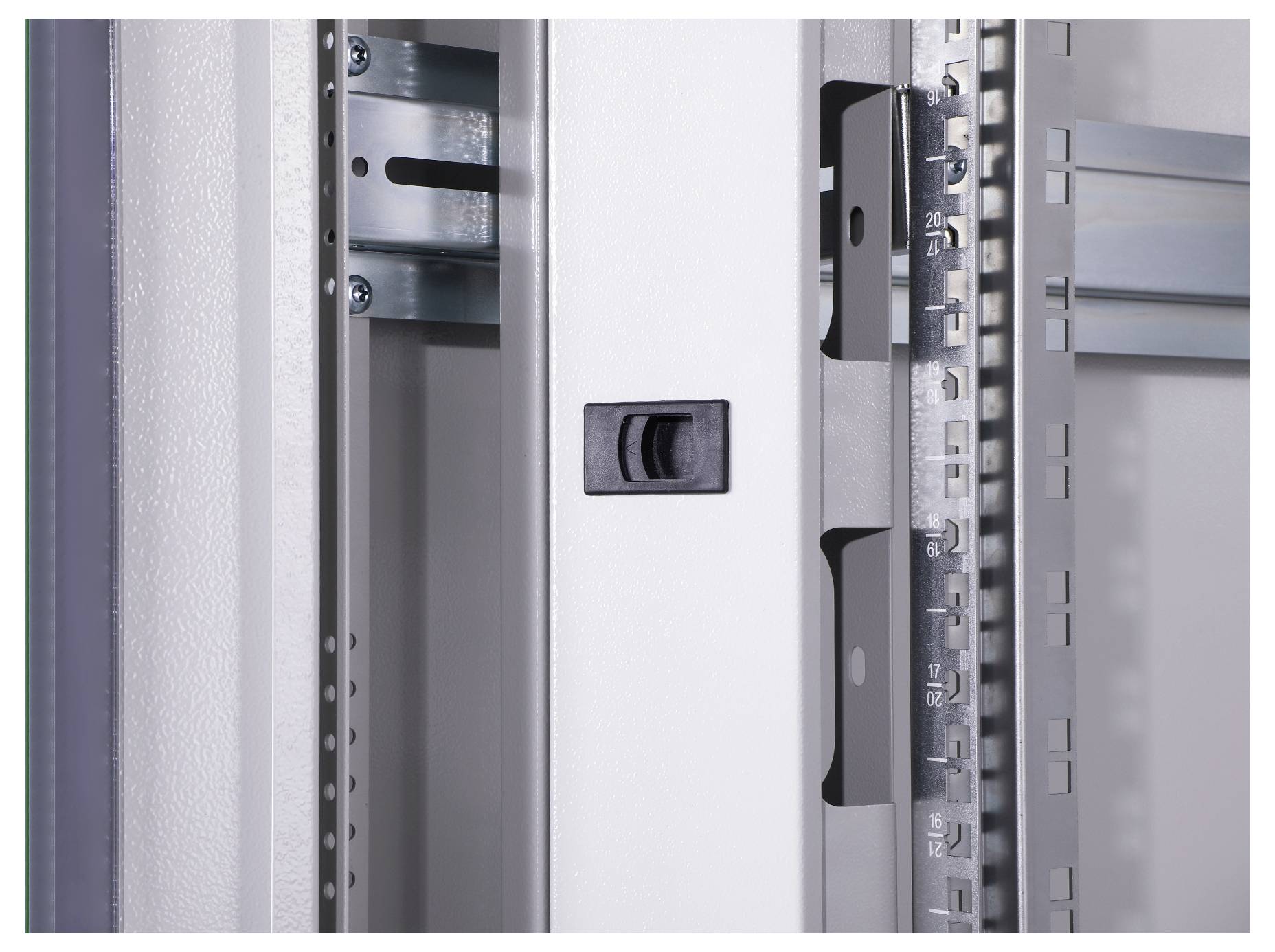 Metallschrank mit geöffneter Tür, zeigt innere Regalschienen und eine zentrale Verriegelungseinheit.