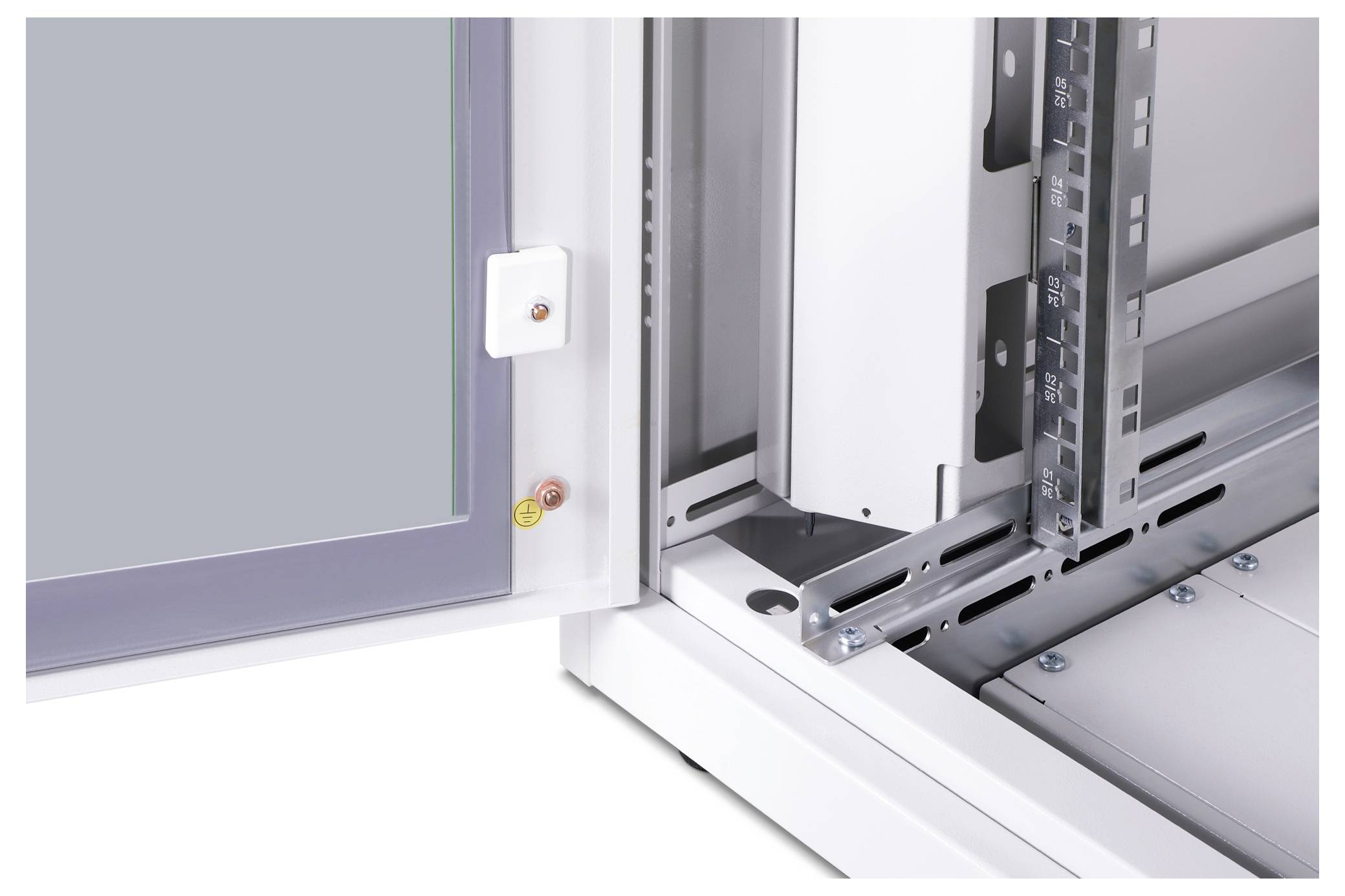 Ein geöffneter Schaltschrank zeigt Details der Metallrahmenstruktur und Befestigungselemente. Einige bunte Knöpfe sind an der Innenseite der Tür angebracht.