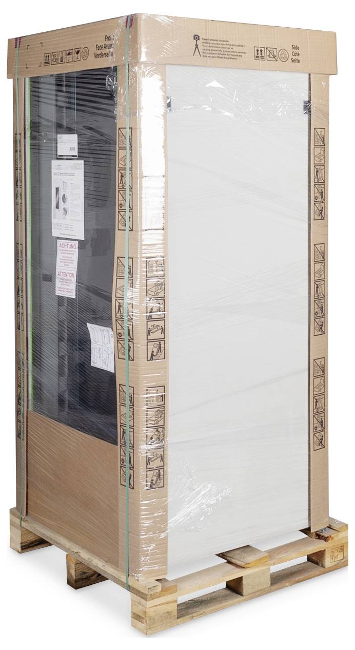 Ein Großgerät auf einer Holzpalette, umwickelt mit Schutzfolie und Kartonverpackung, bereit für den Transport oder die Lagerung.