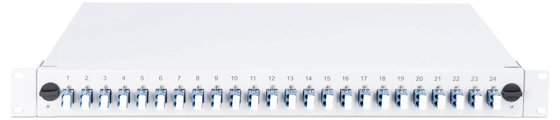 Ein 24-Port-Glasfaser-Panel, horizontal ausgerichtet, mit nummerierten blauen Anschlüssen, montiert auf einem weißen Rack.