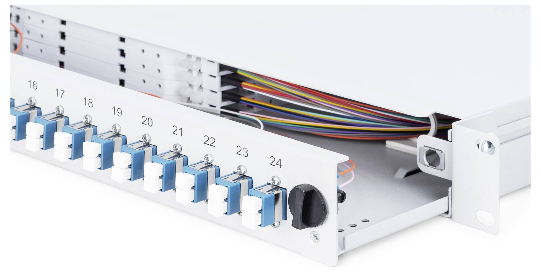 Ein Glasfaser-Verteilerkasten mit nummerierten Ports und farbigen Kabeln für Datenverbindungen, geöffnet zur Einsicht der Verkabelung.