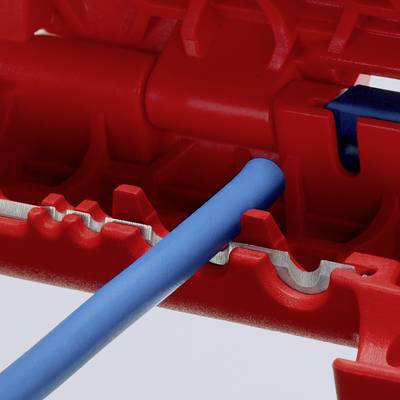 Ein blaues Kabel wird in eine rote Klemme eingesetzt, die Klemme hat gezackte Öffnungen zur sicheren Befestigung des Kabels.