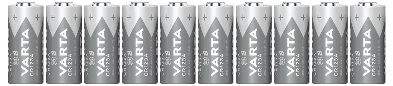 Zehn silberne AA-Batterien von der Marke Varta, aufgereiht nebeneinander, zeigen das Plus- und Minus-Symbol oben und unten.