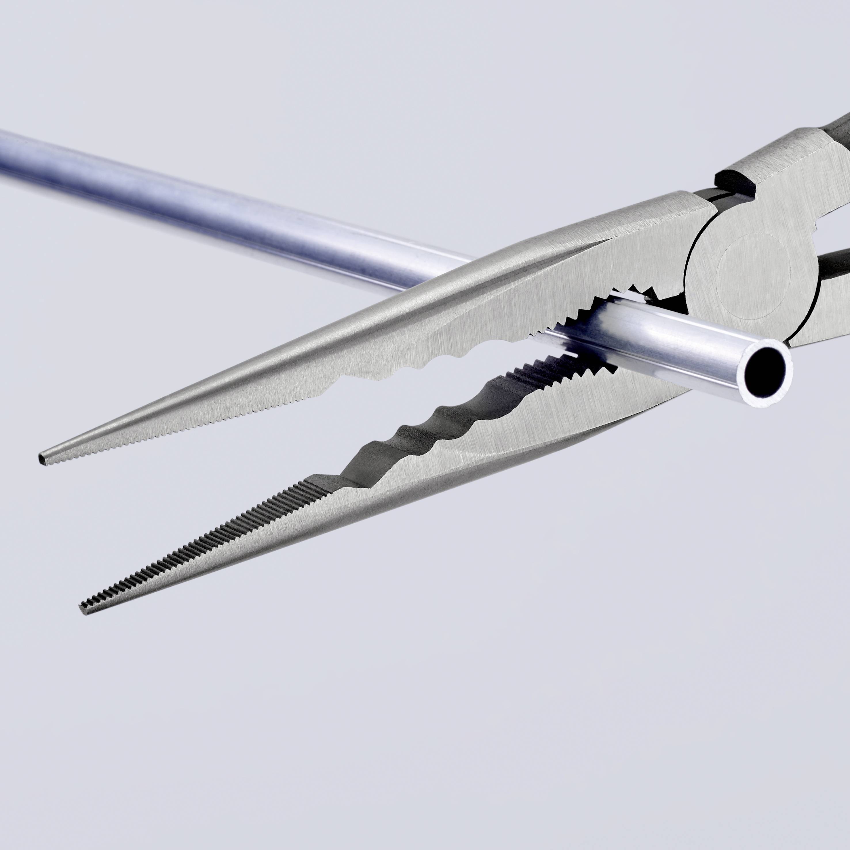 Nahaufnahme einer silbernen Zange mit gezackten Greifbacken auf hellem Hintergrund. Die Zange ist halb geöffnet.