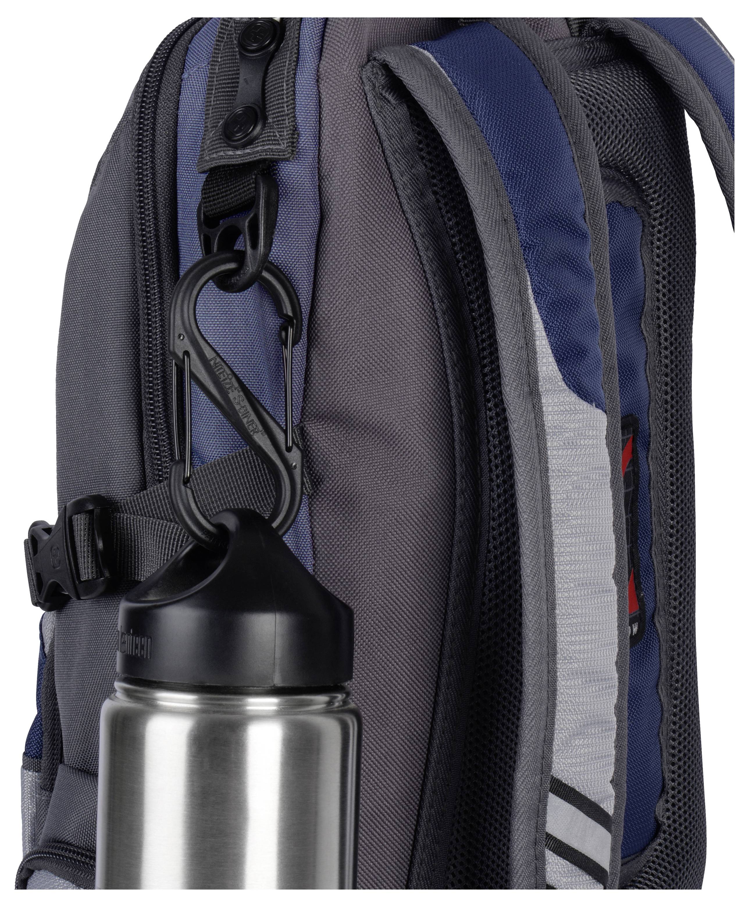Eine Karabinerhaken befestigt eine Wasserflasche aus Edelstahl an der Seite eines blau-grauen Rucksacks und unterstreicht damit praktische Aufbewahrungsmöglichkeiten.