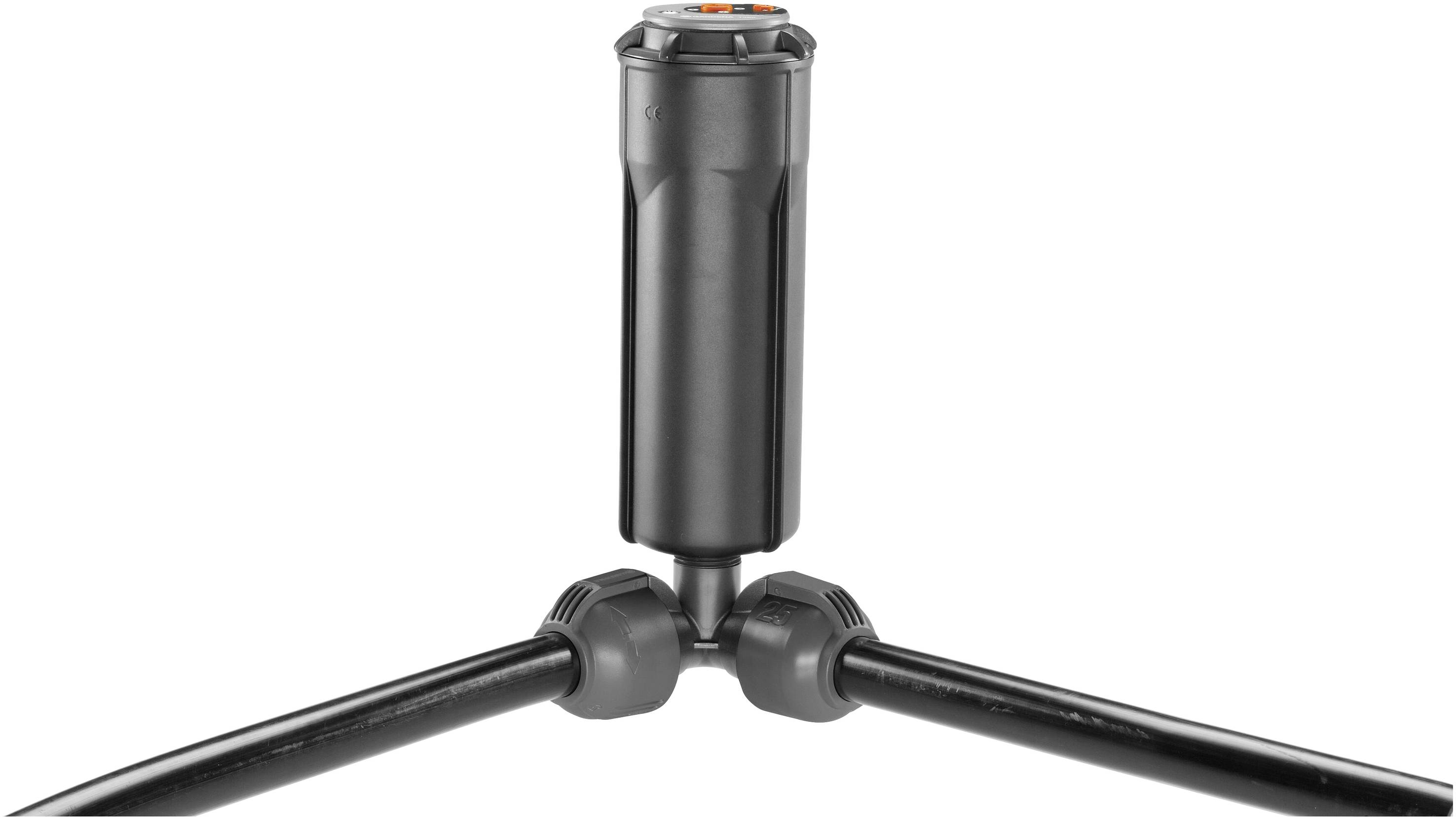 Schwarzes, dreibeiniges Stativ mit zentralem Anschlusspunkt für Kameras oder Geräte; zusammengedrückt für Stabilität.