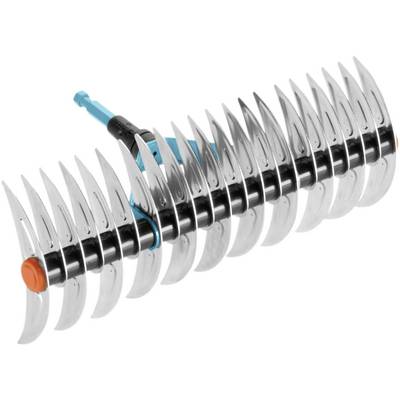 Rasenkamm mit einem Griff, der aus mehreren gebogenen Metallzinken besteht, ideal zum Entfernen von Moos und Rasenfilz.