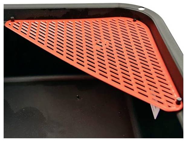 Ein schwarzes Tablett mit einem roten, dreieckigen Gittereinsatz an einer Ecke, vermutlich für die Verwendung in der Gastronomie.