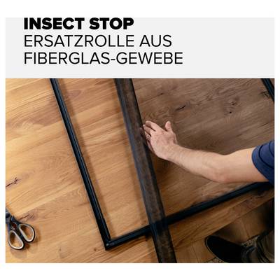 Werbung für 'INSECT STOP' Ersatzrolle aus Fiberglas-Gewebe; eine Person setzt Insektenschutzgewebe in einen Fensterrahmen ein.