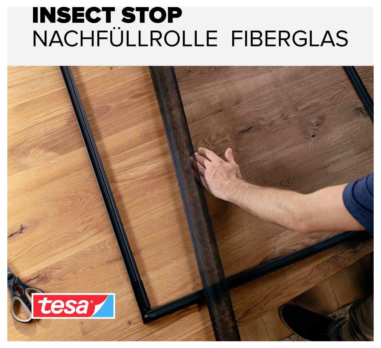 Werbung für 'INSECT STOP NACHFÜLLROLLE FIBERGLAS' von tesa; eine Person setzt ein Fiberglas-Insektennetz in einen Fensterrahmen ein.