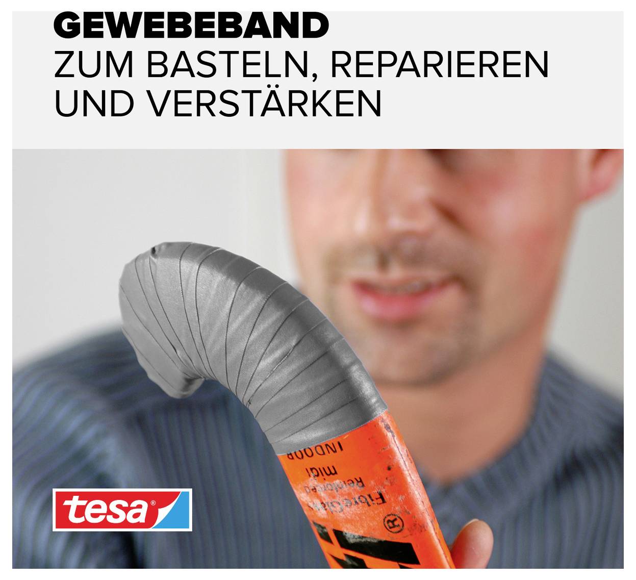 Ein Mann hält einen mit grauem Gewebeband umwickelten orangefarbenen Gegenstand. Text: 'Gewebeband zum Basteln, Reparieren und Verstärken'.