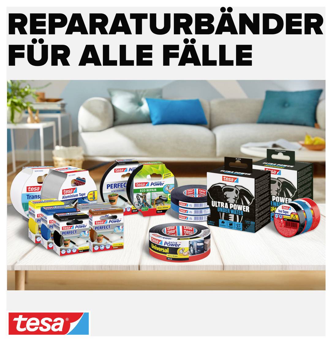Eine Wohnzimmer-Szene zeigt eine Auswahl an Tesa-Reparaturbändern auf einem Tisch. Text oben: 'Reparaturbänder für alle Fälle'.