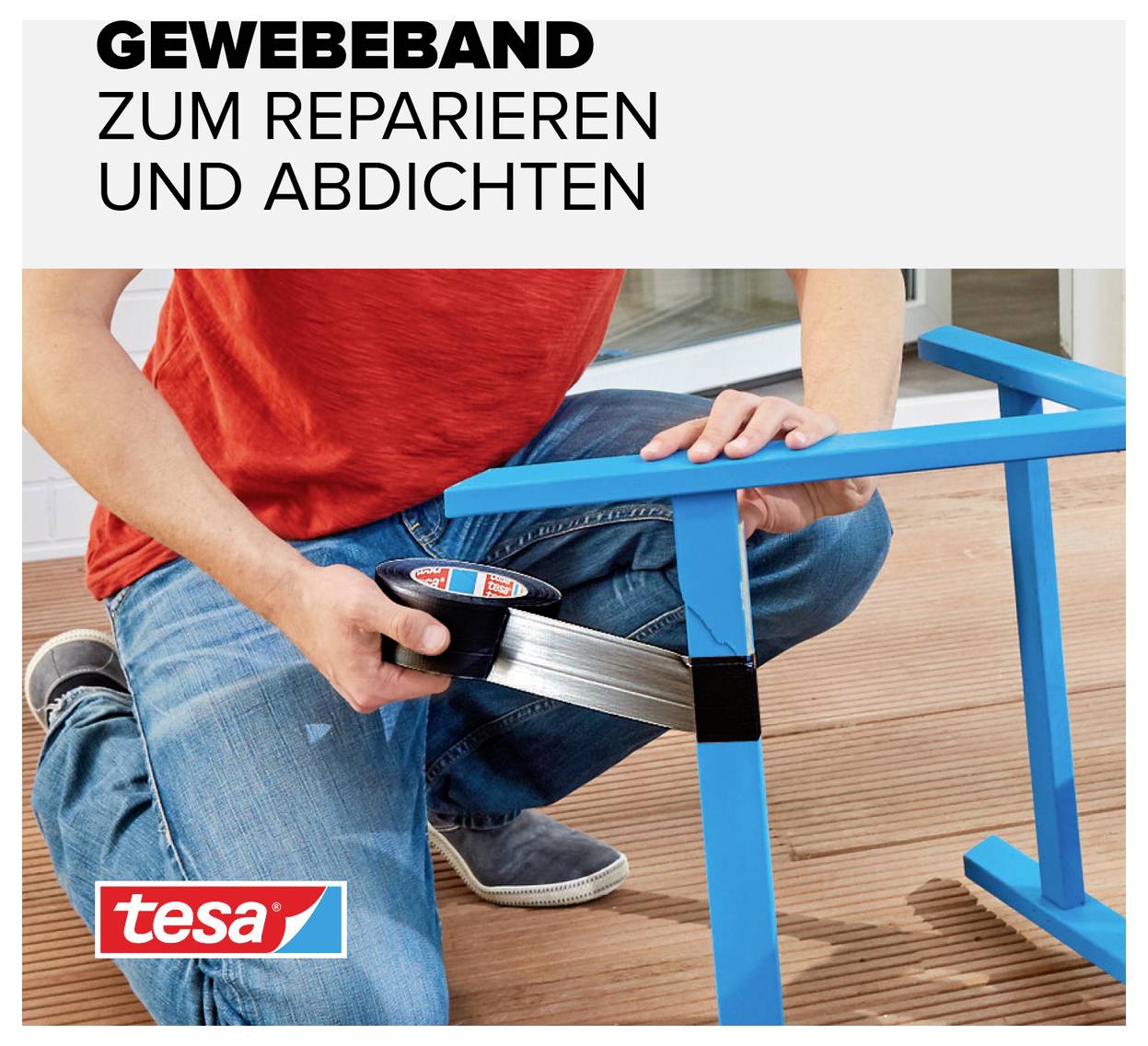 Person in Jeans und rotem T-Shirt verwendet Tesa-Gewebeband zum Reparieren eines blauen Tischbeins auf einer Terrasse.