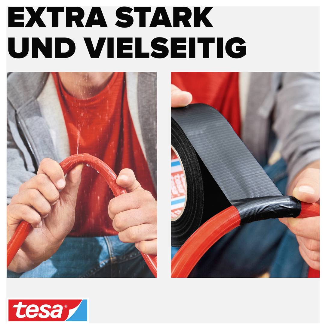 'Ein Mann repariert ein rotes Rohr mit schwarzem Klebeband.'