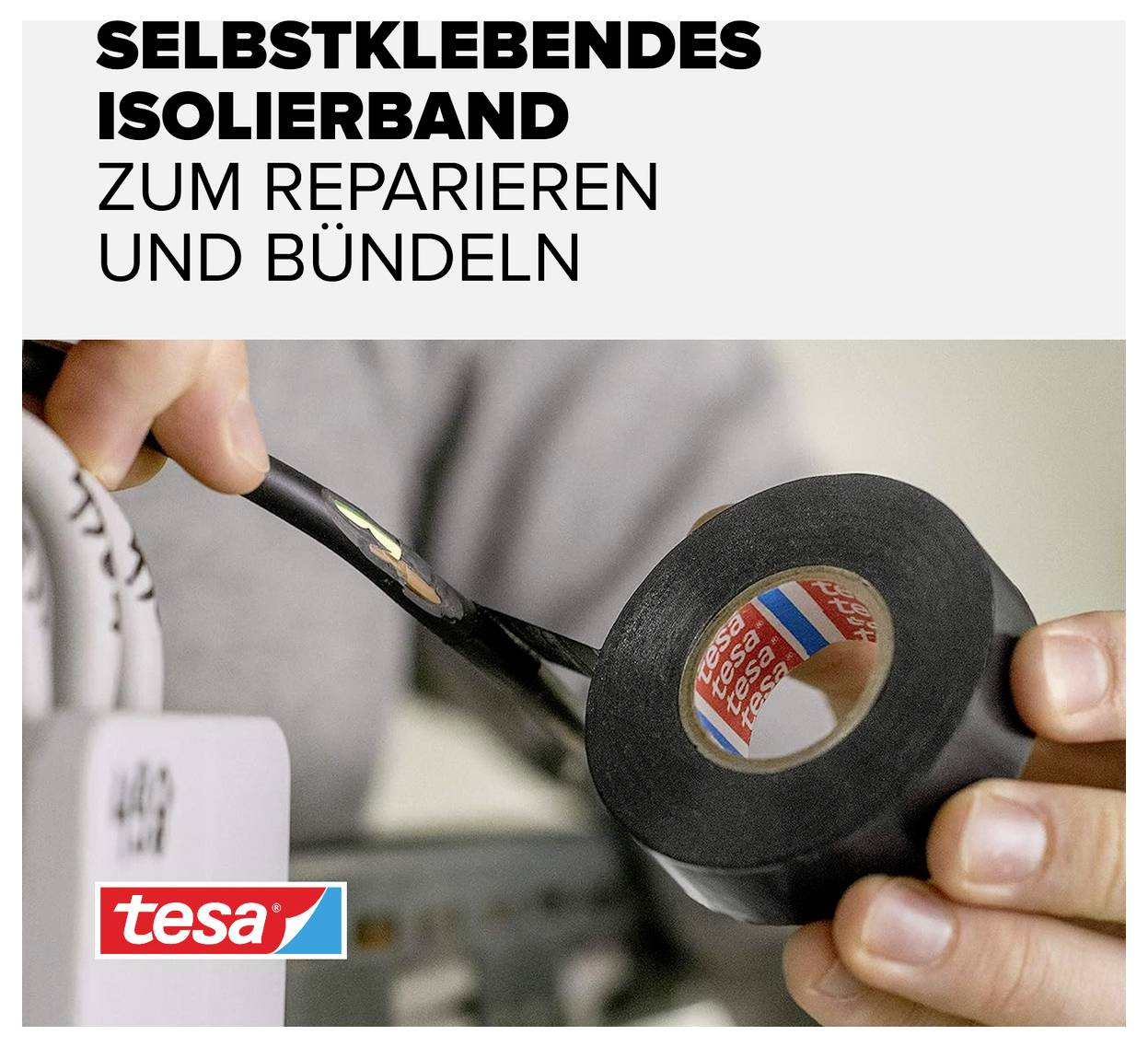 Eine Person hält eine Rolle schwarzes, selbstklebendes Isolierband von 'tesa' zum Reparieren und Bündeln von Kabeln.
