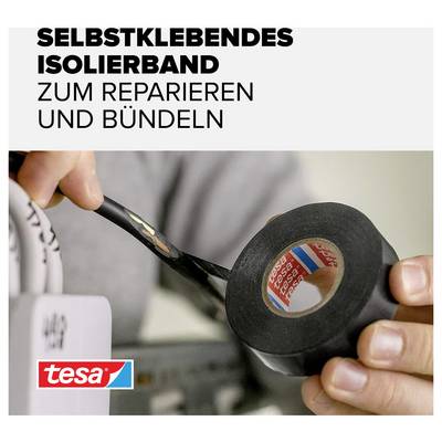 Eine Person hält schwarzes Isolierband der Marke 'tesa', geeignet zum Reparieren und Bündeln. Im Hintergrund sind Elektrogeräte zu sehen.