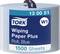 Eine blaue Rolle Tork Wiping Paper Plus mit der Aufschrift 'W1, 130051, Roll, Blue, 1500 Sheets'.