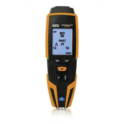 Kabeltester mit blauem Display zeigt 'NOT OK', 'FAULT', Zahlenwerte '12' und '78'. Tasten zur Bedienung unten, schwarzes Gehäuse mit orangefarbenem Rand.