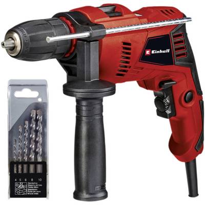 Eine rote elektrische Bohrmaschine mit schwarzem Griff und Bohrkopf, daneben ein Set aus mehreren Bohrern in verschiedenen Größen.