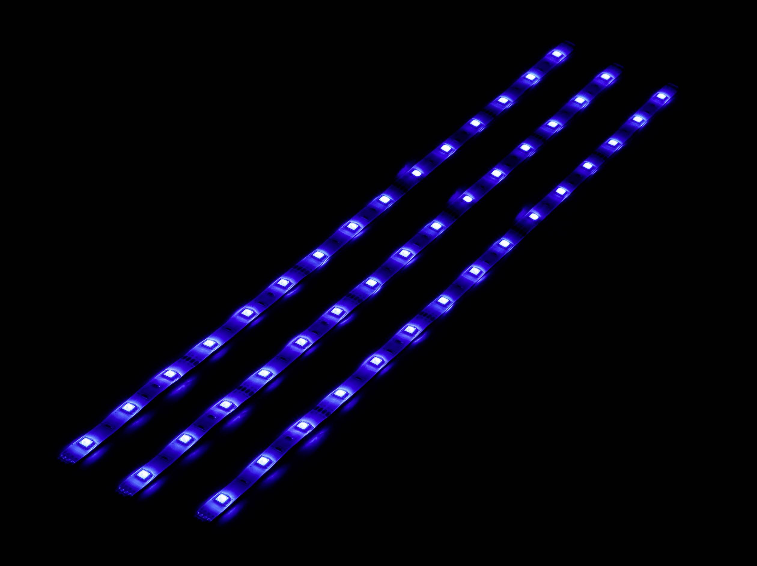 Drei Leisten mit blauen LED-Lichtern auf schwarzem Hintergrund.