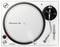 Silber Pioneer DJ-Plattenspieler-Platte mit Tonarmen und Pitch-Regler, von oben auf weißer Basis gezeigt.