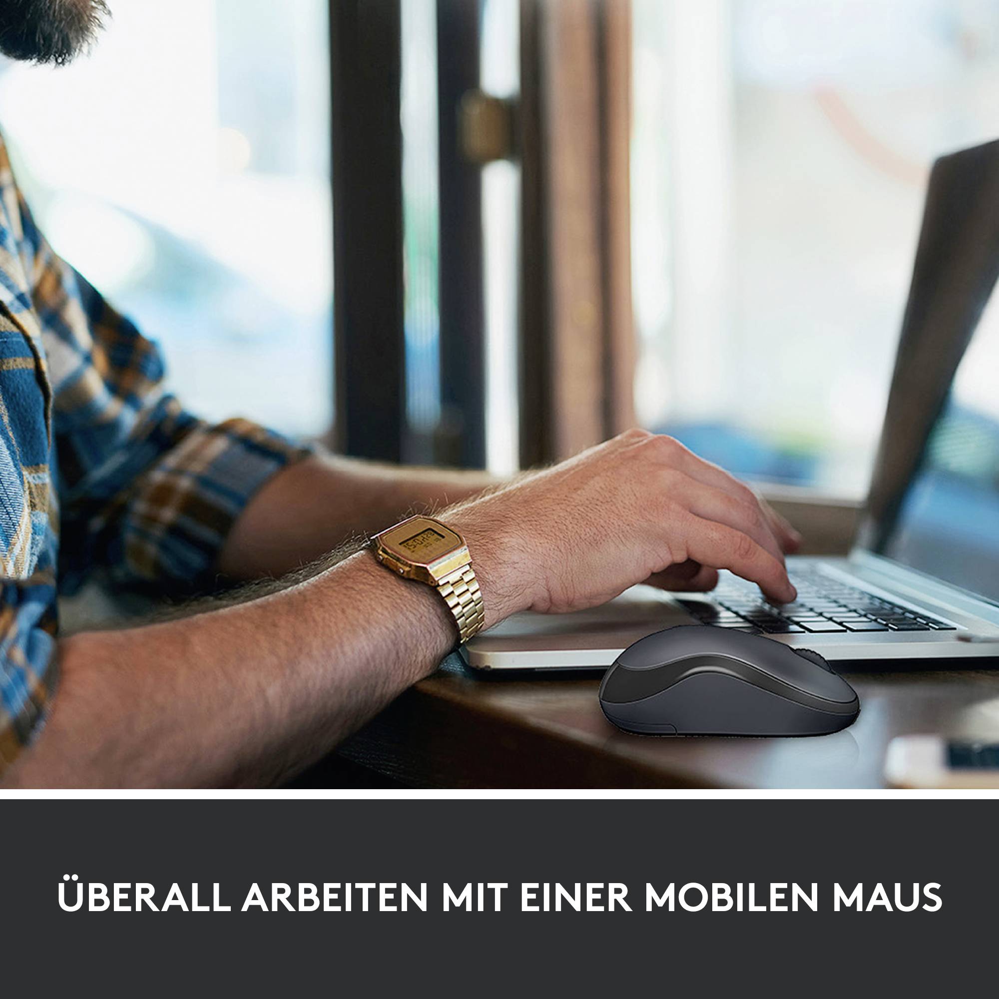 Mann arbeitet mit Laptop und mobiler Maus an einem Tisch; Text: 'Überall arbeiten mit einer mobilen Maus'.