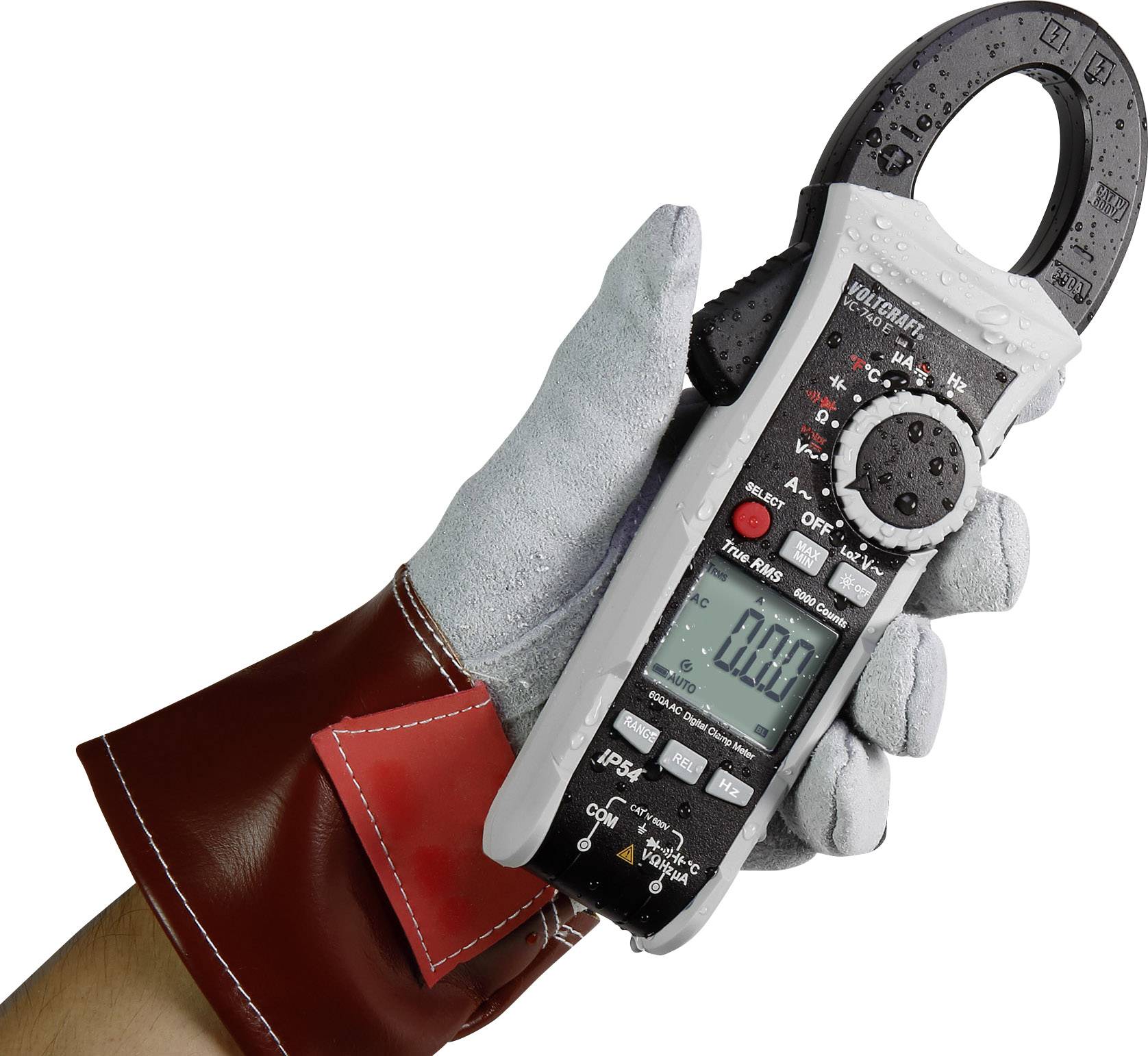 Hand hält ein Strommessgerät mit digitalem Display. Gerät zeigt '0.00'. Die Hand trägt einen blauen Handschuh mit rotem Schutz.