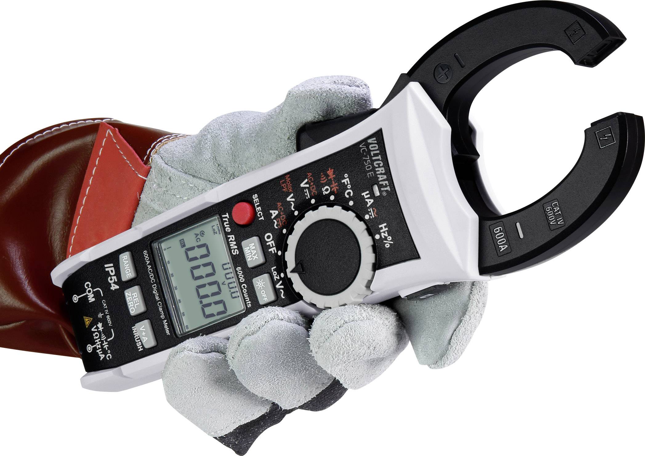 Eine behandschuhte Hand hält ein digitales Zangenmultimeter, zur Messung elektrischer Werte und zur Erhöhung der Sicherheit bei Arbeiten.