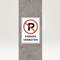 Ein Schild auf einer Betonwand zeigt das Symbol 'P' mit einem roten Kreis und durchgestrichenem Strich, darunter steht 'Parken verboten'.