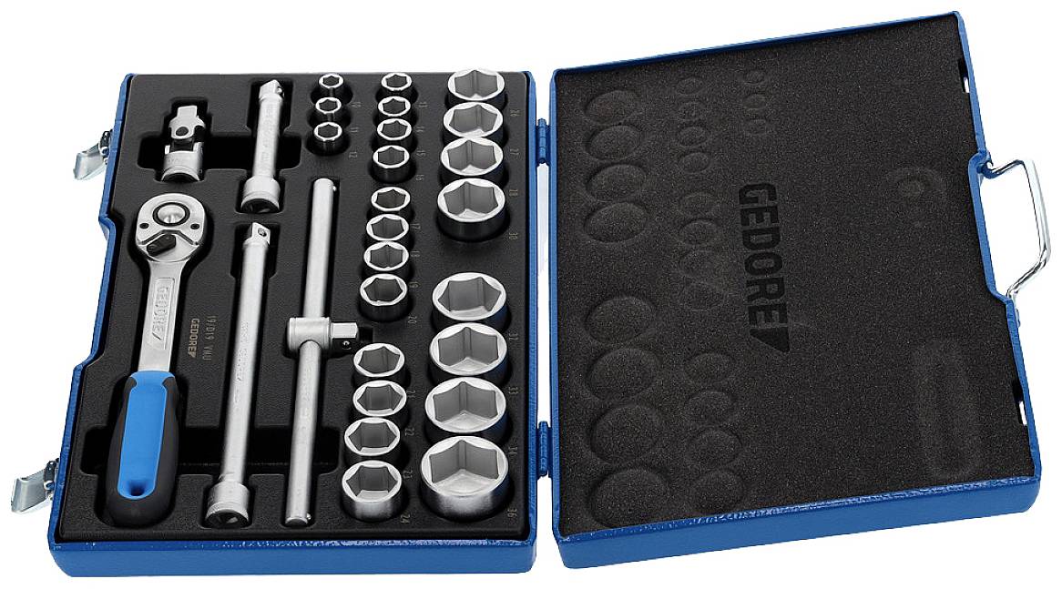 'Satz von Steckschlüsseln in einem blauen Koffer, bestehend aus mehreren Nüssen, einer Ratsche und Verlängerungen, organisiert in einem Schaumstoffbett.'