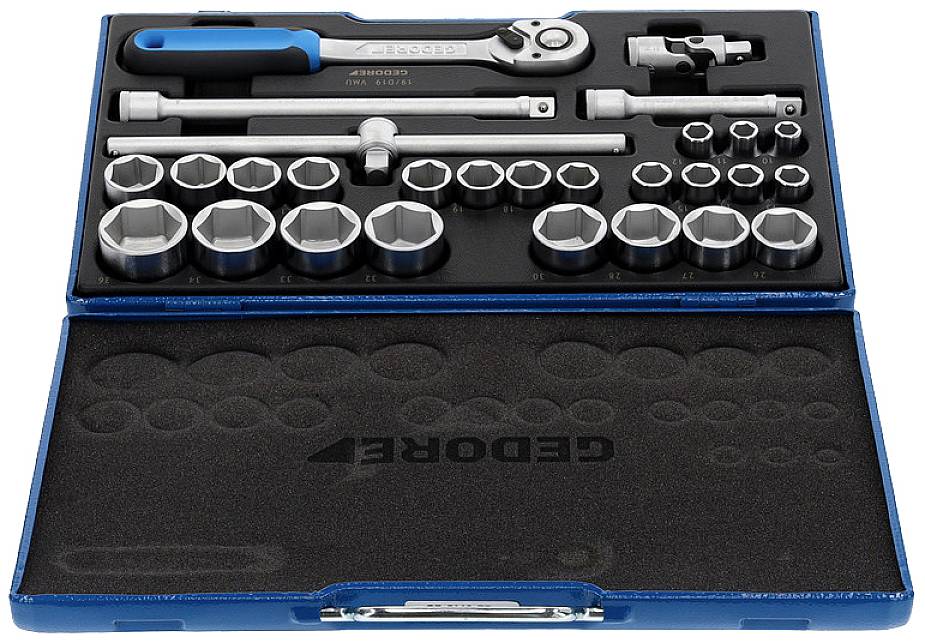 Steckschlüsselsatz mit Ratsche, Verlängerungen und Nüssen verschiedener Größen in einem offenen blauen Etui. Ideal für Reparaturen.