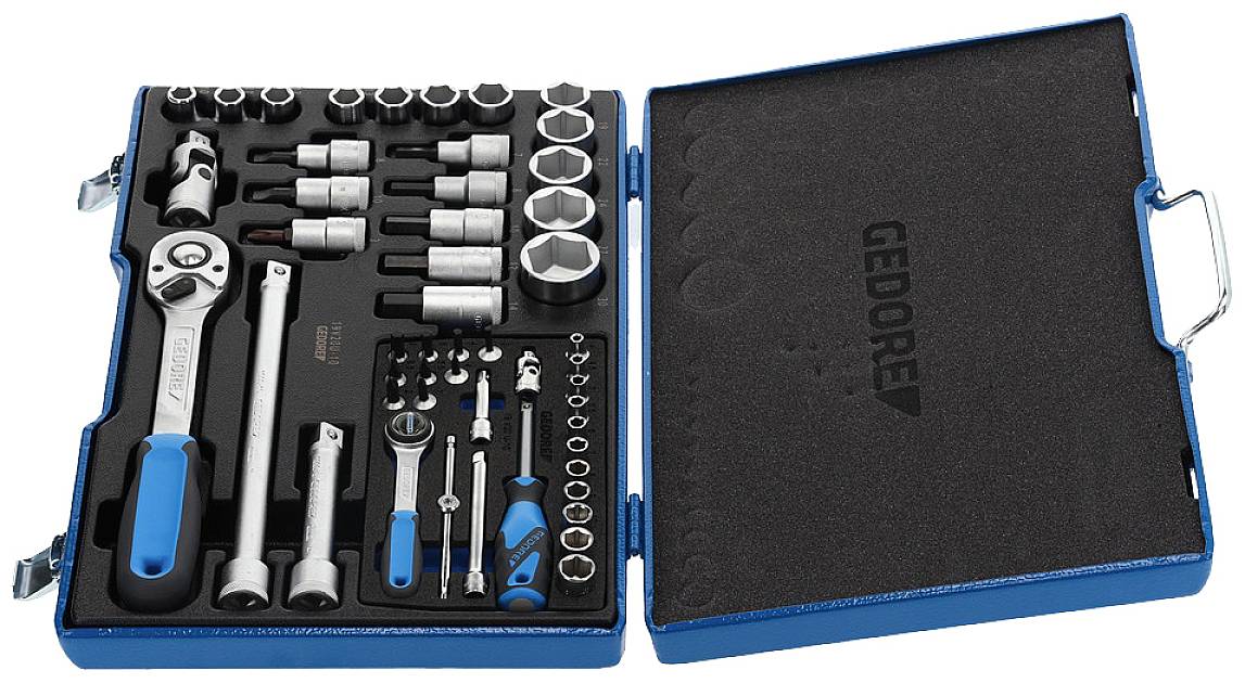 Blauer Werkzeugkoffer mit verschiedenen Steckschlüsseln, Ratschen und Zubehör, ordentlich angeordnet auf schwarzem Einsatz.