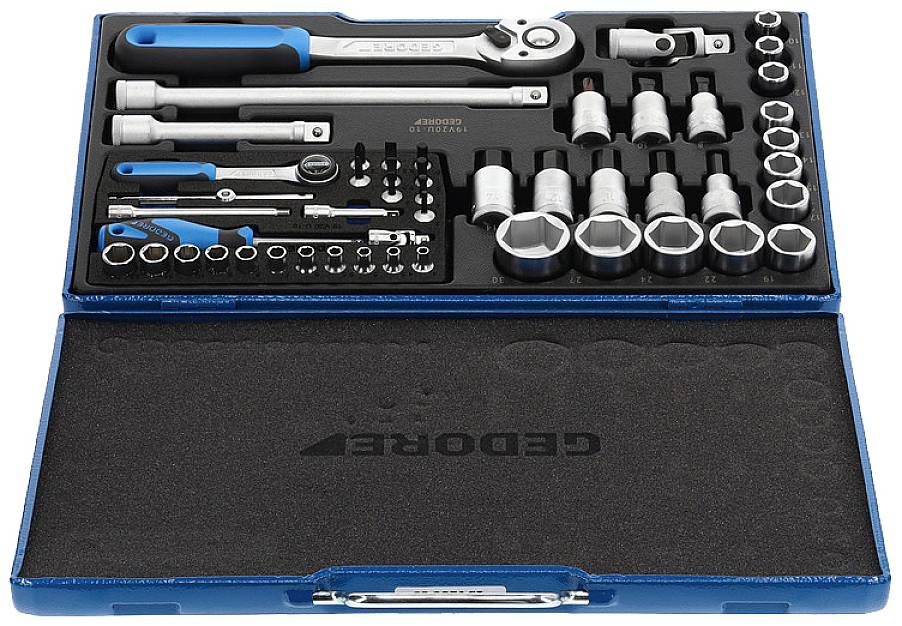 'Steckschlüsselsatz in blauem Koffer mit Ratsche, Verlängerungen und Nüssen verschiedener Größen. Werkzeugset für mechanische Arbeiten.'