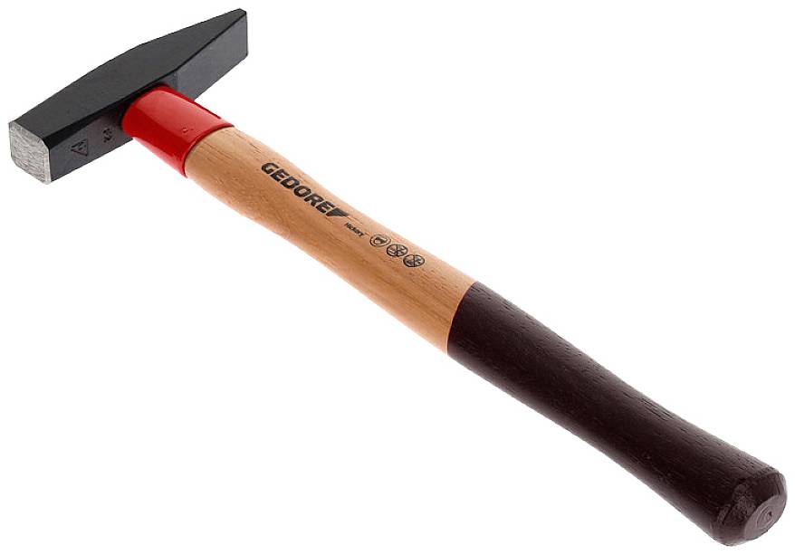 Ein Hammer mit Holzgriff und Metallkopf, der die Marke 'GEDORE' zeigt. Der Griff ist rot und schwarz lackiert.