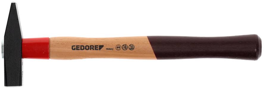 Ein Hammer mit Holzgriff und Metallkopf, Marke 'Gedore', liegt horizontal. Der Griff ist naturfarben und rot lackiert.