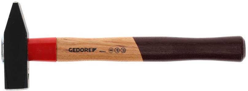 Ein Hammer mit Holzgriff und Metallkopf. Der Griff hat eine rote und dunkle Holzfläche. Auf dem Griff steht 'GEDORE'.