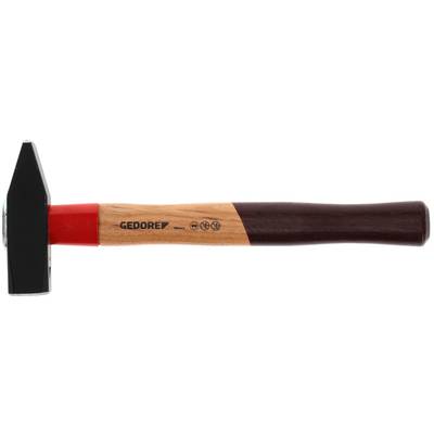 Ein Hammer mit Holzgriff und Metallkopf. Der Griff hat eine rote und dunkle Holzfläche. Auf dem Griff steht 'GEDORE'.