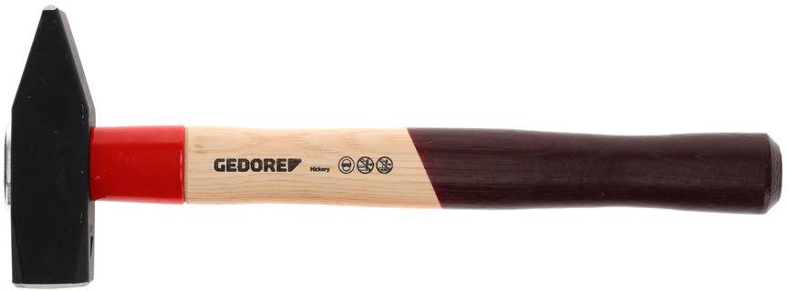 Ein Hammer mit einem hölzernen Griff und einem schwarzen Metallkopf. Auf dem Griff steht 'GEDORE'.