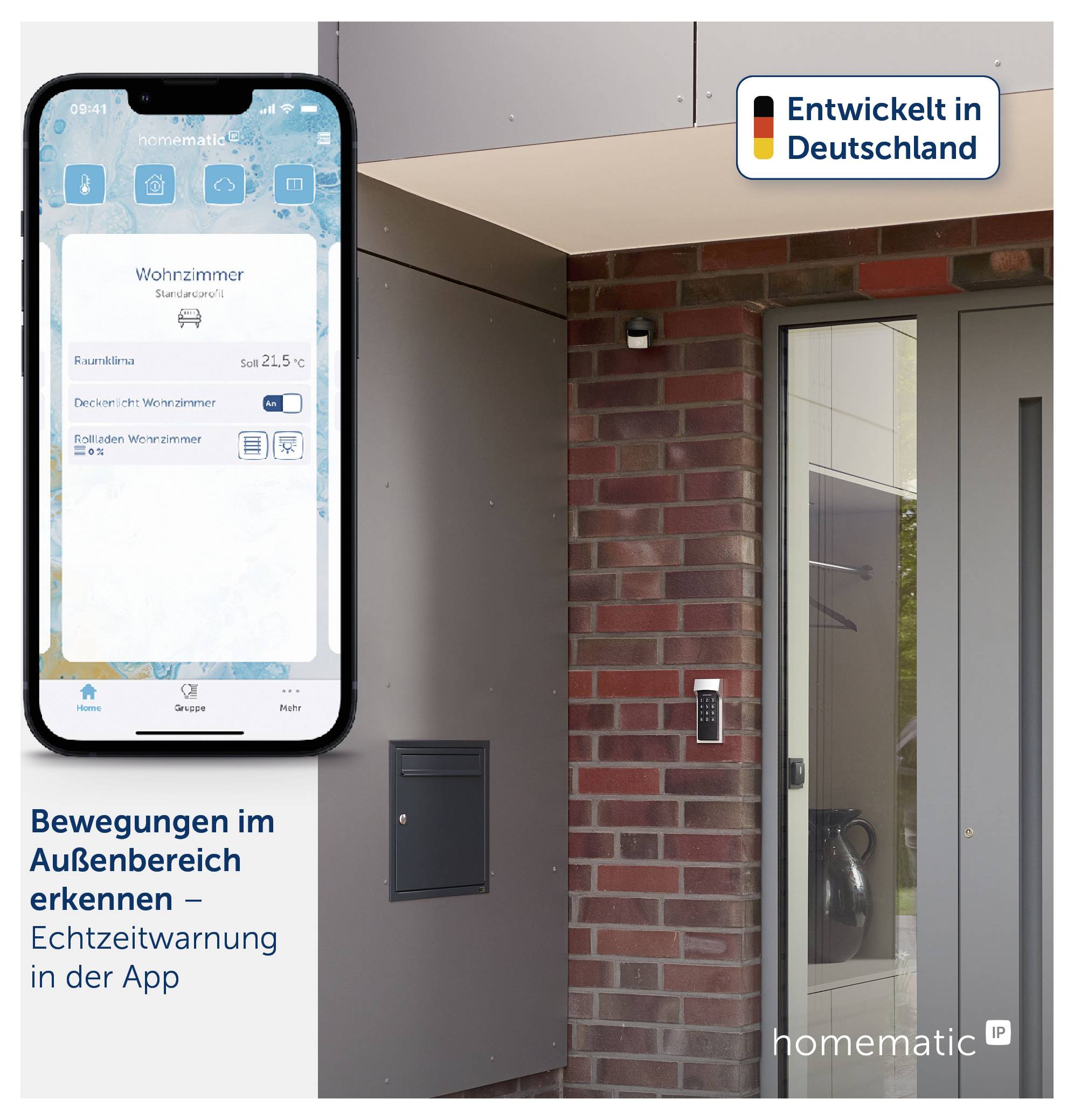 Werbung für eine Smart-Home-App: Smartphone zeigt Wohnzimmereinstellungen, daneben Haus-Eingang mit Bewegungsmelder; Text: 'Bewegungen im Außenbereich erkennen – Echtzeitwarnung in der App'.<br>