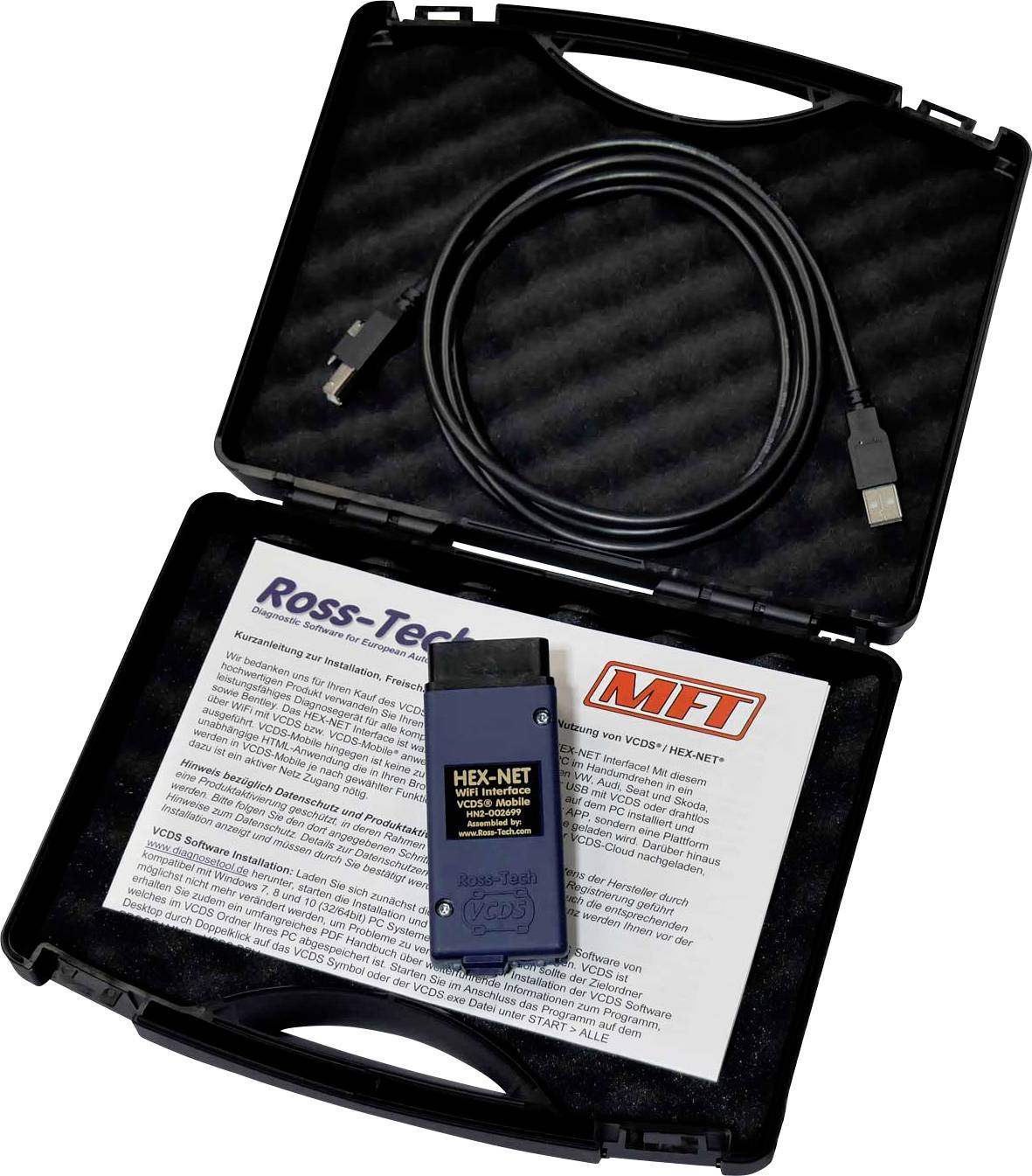 Tragbarer Diagnosescanner 'HEX-NET' für Autos in einem offenen Koffer mit USB-Kabel und Handbuch.