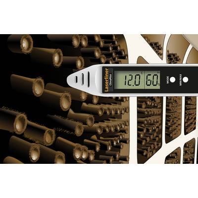 Ein digitales Messgerät zeigt '12.0' und '6.0'. Im Hintergrund sind viele röhrenförmige Objekte zu sehen.