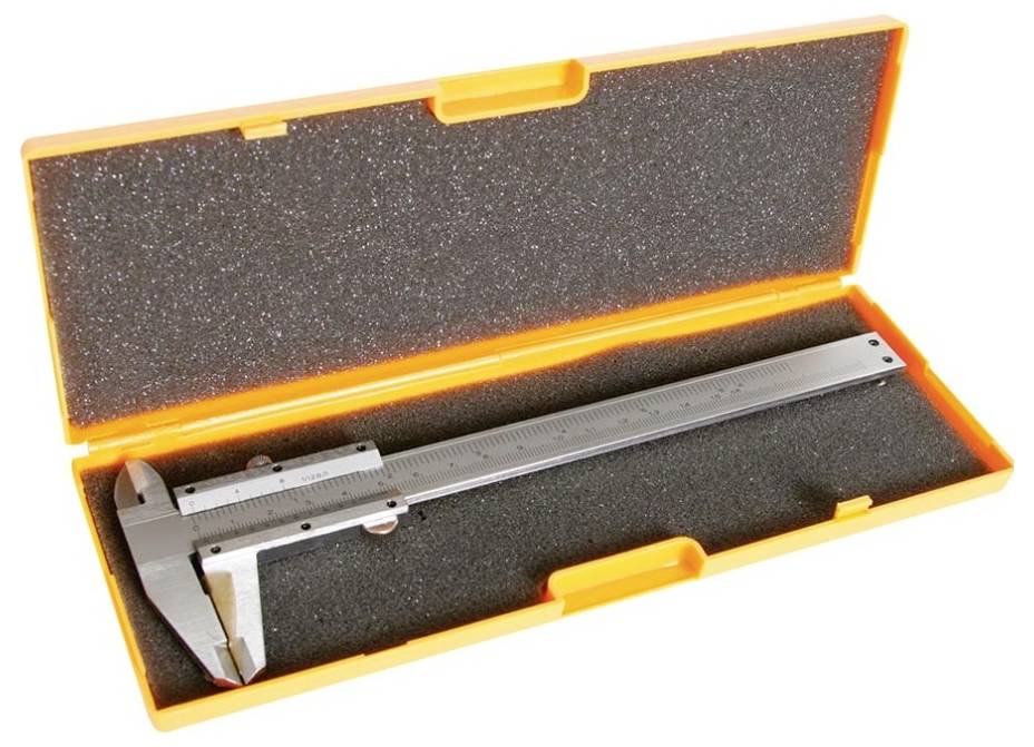 Ein Messschieber in einer offenen orangefarbenen Schachtel mit Schaumstoffeinlage. Der Messschieber ist metallisch und zeigt Millimetermarkierungen.