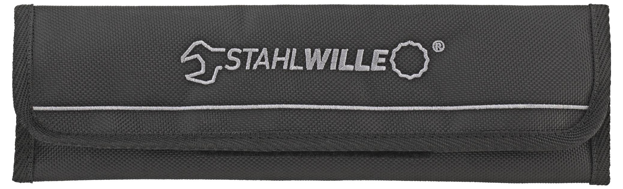 Ein schwarzes Stoff-Rolltasche mit dem weiß gestickten "Stahlwille"-Logo auf der Vorderseite, mit Klappe und weißer Borte.