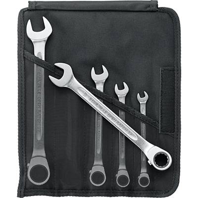 Ein Satz von fünf offenen Ringschlüsseln in verschiedenen Größen, ordentlich in einer schwarzen Werkzeugtasche angeordnet.