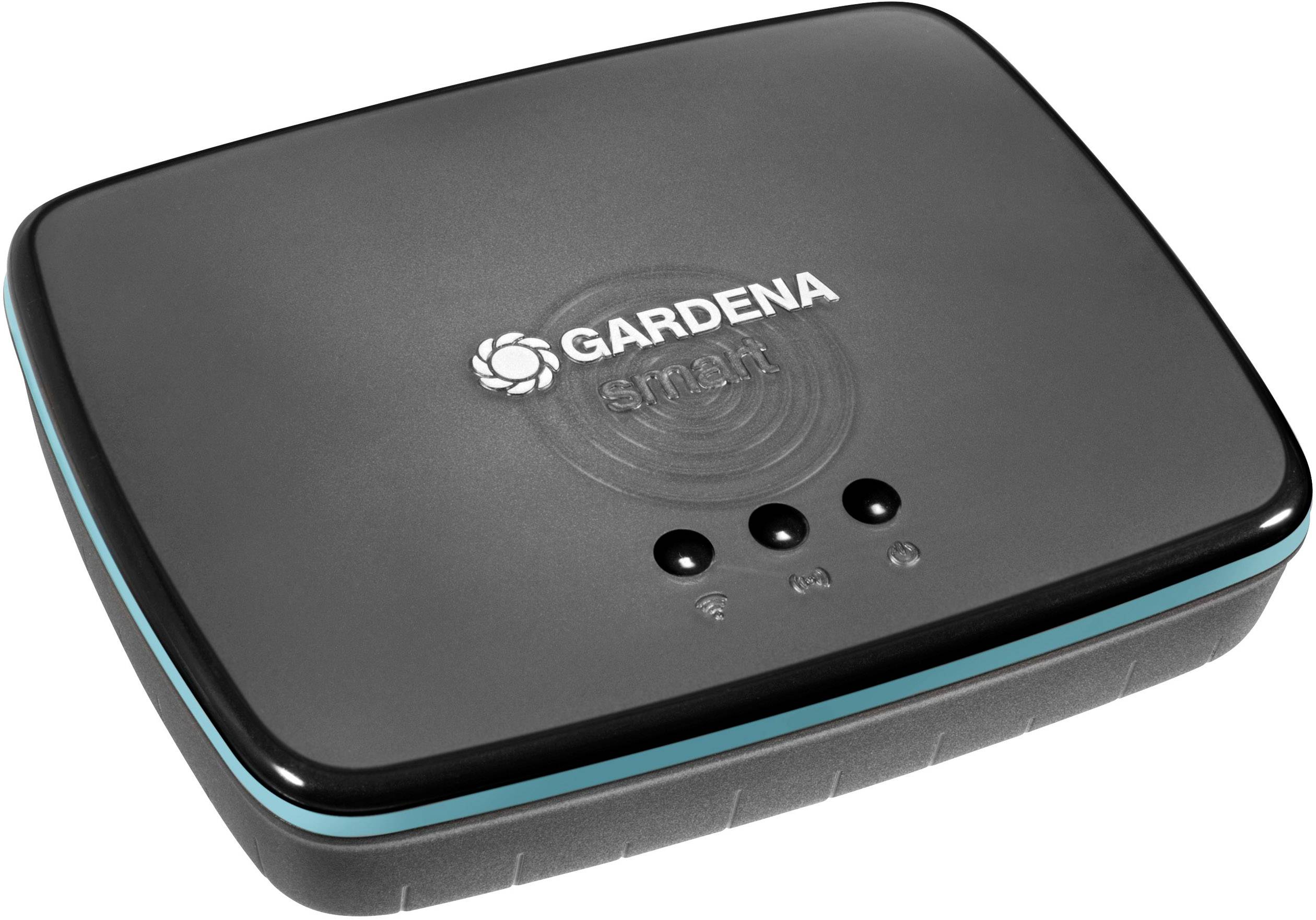 Ein schwarzes Gardena Smart Gateway mit Logos oben und drei LED-Anzeigen auf der Vorderseite. Dient zur smarten Gartenbewässerungssteuerung.