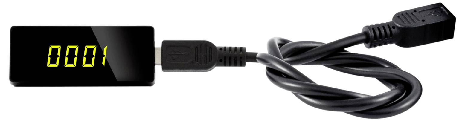Ein USB-Strommessgerät mit schwarzer digitaler Anzeige zeigt die Messung '0001'. Es ist mit einem verdrehten USB-Kabel verbunden.