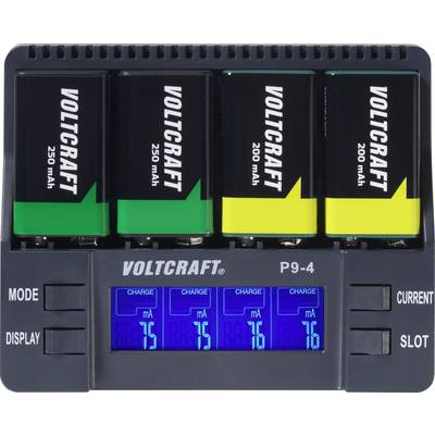 Vier wiederaufladbare Batterien in einem Ladegerät mit LCD-Anzeige. Drei Batterien sind grün, eine ist gelb. Anzeige zeigt Ladezustand.