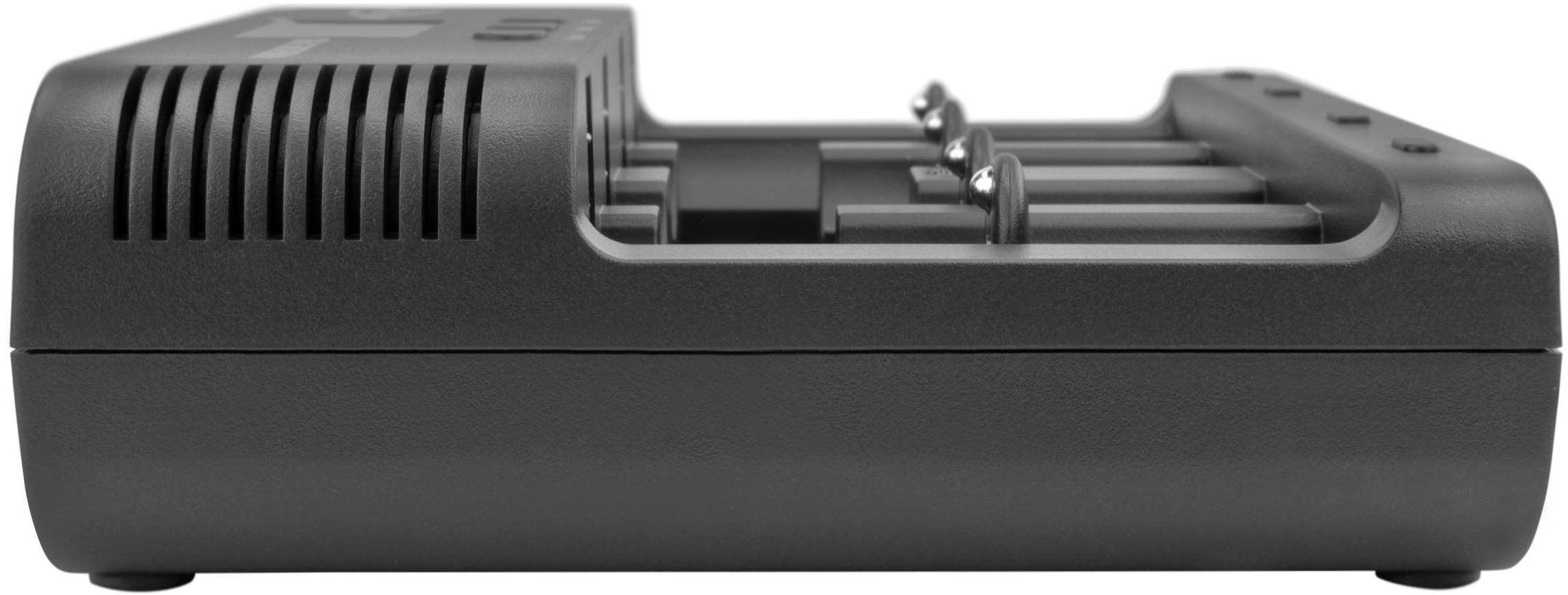 Ein schwarzes Batterieladegerät, seitlich aufgenommen, mit zwei sichtbaren Ladeschächten.